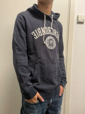 Abercombie & Fitch hoodie - Det hoodie ifrån Abercombie & Fitch i storlek S. Bra skick. Modellen är 173cm, 64kg. Pris kan diskuteras!!