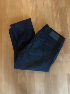 Svarta slim fit jeans från Tiger of sweden - Snygga svarta jeans med slim fit passform från TOS. W34 L34 och materialet är ganska stretchigt. Jeansen är i okej skick, kanske lite dammiga då de varit undanlagda ett tag. Inga defekter som inte går bort. 