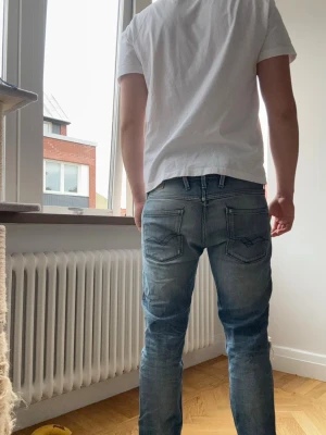 Ljusblå Replay jeans - Säljer ett par ljusblå replay jeans med en tår i ögat… Super sköna slitningar och en tvärfet färg som passar till allt. De är i 34/34 från början men var lite långa på mig så har kortat ner de och klippt så de är typ 34/30 nu skulle jag säga!! Därmed priset!!                                                               Om du undrar hur de ser ut vid fötterna är det bara att fråga!!