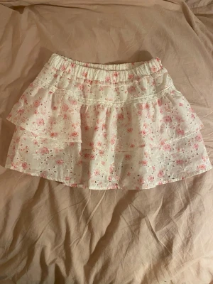 Meet me there kjol - Så söt kjol med blommigt mönster, hålbroderi och spetsdetaljer. Väldigt bekväm och har även ett par shorts inuti. Endast testad. Sitter som en S/M. 