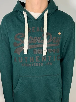 Superdry hoodie - 👕 Plagg: Hoodie                                                           📏 Storlek: L                                                                🏷️ Märke/Modell: Superdry                                                     ✨ Skick: Fint skick                                                        💬 Vid frågor är det bara att skriva!                                                                                          🛍️ Gramenti