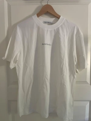 Acne Studios T-shirt  - Väldigt fin T-shirt ifrån acne studios i nyskick. Tröjan är helt oanvänd och har inga defekter alls. Tröjan är true to size alltså sitter som en M. Trycket är i ett reflex material så den skiner när det lyser på den. Har du frågor är det bara att skriva. 