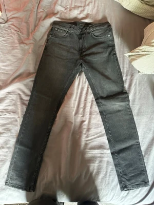 Mörkgrå nudie jeans  - Säljer ett par mörkgrå jeans från nudie och är aldrig använda. Dem har storleken 31x32, det bara att höra av dig om eventuella frågor!