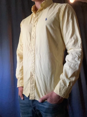 Ralph Lauren skjorta  - Säljer nu min Ralph Lauren skjorta! Skick: 9/10 | Färg: Gul | Nästan aldrig använd!| 