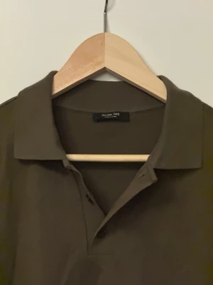 Massimo Dutti Långärmad Piké - Långärmad Piké från Massimo Dutti. Aldrig använd. Skön till hösten! Skriv vid frågor