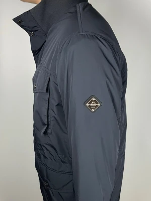 J.Lindeberg field jacket - 👕 Plagg: field jacket                                                          📏 Storlek: M                                                             🏷️ Märke/Modell: J.Lindeberg                                                    ✨ Skick: Fint skick                                                        💬 Vid frågor är det bara att skriva!                                                                                          🛍️ Gramenti