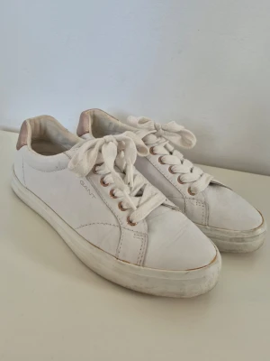 Gant Avona Sneaker White/Rose Gold - Fina stilrena, inte använt mycket. De är endast lite smutsiga.  Märkta som storlek 38, men är små och smala i storleken. De passar bäst för dig som vanligtvis har storlek 37.