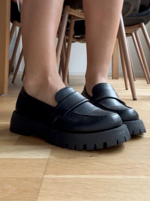 Loafers - Svarta loafers, knappt använda. Storlek 38 men skulle säga att de är små i storleken, snarare en mindre 37.  