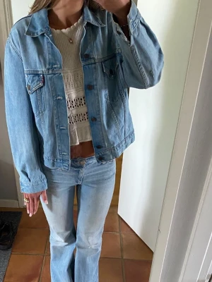 Ljusblå  jeansjacka -  ljusblå jeansjacka ifrån Levis i storlek M
