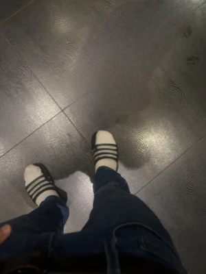 Blåa replay jeans - Snygga blå jeans från Replay med klassisk femficksdesign och raka ben. Jeansen har en ljus tvätt och tydliga sömmar, samt en patch med Replay-logga bak i midjan. Perfekta för en avslappnad och trendig look. W29 L32