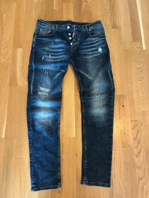 Jeans från DQ - Toppskick. Byxlängd 101 cm. Midjebrädd 41 cm.