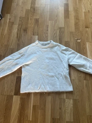 Vit stickad tröja  - Säljer en basic stickad tröja från ginatricot som inte används längre. 💕 Storlek M men sitter som en S