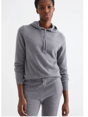 Soft goat hoodie  - Säljer en grå Soft Goat-tröja 🤍    Storlek: S   Nypris: 2 499 kr    Supermysig och skön tröja i en clean grå färg som passar till typ allt. Perfekt till vardags, skolan eller bara en chill outfit. Sitter snyggt och är i fint skick. .   Skriv gärna om du är intresserad! Pris kan diskuteras!