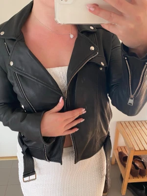 Skinnjacka  - Svart skinnjacka med silvriga dragkedjor och detaljer från Zara strl M 💓