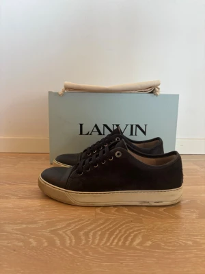 Mörkblå Lanvin - Snygga blå sneakers från lanvin i mocka med tåparti i läder och vita gummisulor. Tveka inte att höra av dig angående fler bilder, pris eller något annat du funderar över.