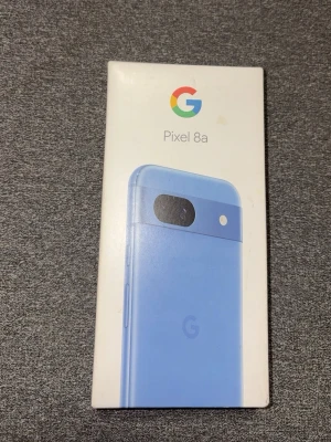 Google Pixel 8a blå - Finns i Stockholm att hämta! krypterad.  Säljer en Google Pixel 8a i snygg blå färg. Telefonen har en stilren design med rundade hörn, mattslipad baksida och en tydlig kameramodul i svart och silver. Tillverkad i tålig plast och metall. Perfekt för dig som vill ha en modern Android-telefon med cool look.