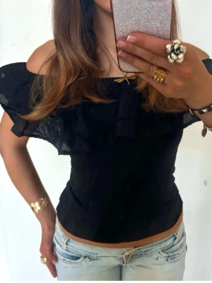 Offshoulder svart volangtopp  - Såå fin svart Offshoulder volangtopp! Jag är 165 och det är mina bilder, köp via köp nu direkt, kvar tills markerad som såld 💖 
