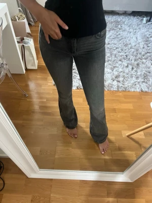 Grå utsvängda jeans från Vero Moda - Säljer ett par grå utsvängda jeans från Vero Moda, storlek 34