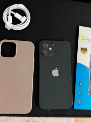 iPhone 12 | Nytt Batteri 100%  med nya tillbehör - Telefonen har varit väl omhändertagen och är i fint skick. . Allt fungerar precis som det ska.  Telefonen är självklart utloggad från iCloud och helt nollställd – redo för sin nya ägare!  Specifikationer & Information: * Modell: iPhone 12  * Lagring: 64GB * Batterihälsa: 100% (Nytt batteri) * Skick: Fint skick.  Detta medföljer:  *Nytt genomskinligt skal  *Nytt skärmskydd  *Ny laddsladd  Kan mötas upp mellan Skärholmen och Västerhaninge.