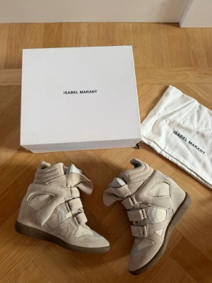 Isabel Marant skor  - Säljer mina jätte snygga Isabell Marant skor som är helt nya och oanvända (endast provade). Dem är i färgen beige och storlek 40. Nypris är 6500 kronor. Både kartong och dustbag finns med. 