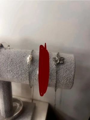 Silverfärgade armband med pärlor - 100kr styck. Skriv om du vill köpa och i så fall vilket. Alla är stainless steal. Går att köpa flera men skriv vilka du vill ha då🥰