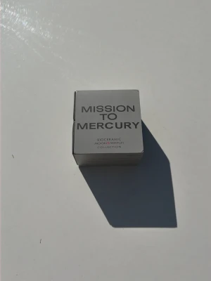 Mission to Mercury svart klocka - Säljer min omega moons Watch mission to mercury, inte använd alls mycket och paketering följer självklart med.