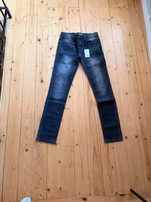 Svarta jeans från RYVLS Stockholm - sprillans nya!! aldrig använda endast testade. Pris går att diskutera! storleken 28/30 ish!!!