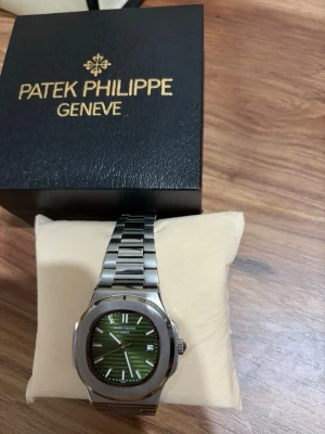 Automatisk PP klocka - Helt ny och oandvänd patek klocka. Den rullar automatiskt som en äkta och har detaljerna som en riktig. Bra kvalitet på den också. Boxen medföljer dessutom. Inte rikti