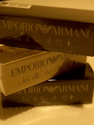 Emporio Armani parfymförpackningar - Säljer stilrena parfymförpackningar från Emporio Armani. Kartongerna är i metallic guld och svart med elegant logga och text. Perfekt för dig som gillar exklusiva dofter och snygg design på badrumshyllan. Pris • 350 kr per parfym • Paketpris: endast 900 kr för alla tre parfymer