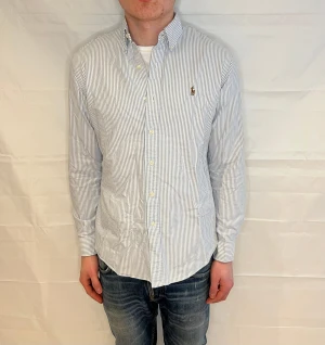 Polo Ralph Lauren Custom Fit Shirt Striped Men's - Randig bomullsskjorta i Custom Fit, begagnad i mycket gott skick.