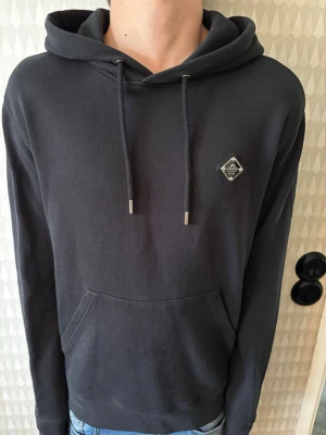 J.Lindeberg hoodie - Säljer nu denna sjukt snygga J Lindeberg hoodien. Skriv för fler bilder/frågor