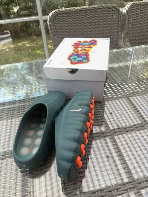 Nike mind 001 - Säljer dessa ÄKTA (kvitto finns) Nike mind 001 då de var lite för små för mig. De är helt nya och endast använda hemma. Storlek 44 men passar mer som 42/5. Skriv vid frågor :)