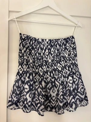 Tube top blåvit  - Säljer en luftig och somrig linnetopp med smala axelband som går att ta av kan användas som top eller kjol 💕