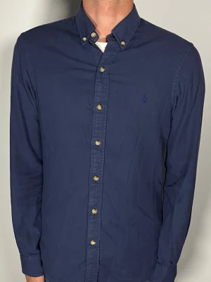 Ralph lauren skjorta  - 👕 Plagg: Skjorta                                                            📏 Storlek: S                                                               🏷️ Märke/Modell: Ralph Lauren slim Fit                                   ✨ Skick: Fint skick                                                        💬 Vid frågor är det bara att skriva!                                                                                          🛍️ Gramenti