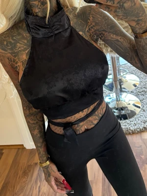 Svart croptop  - Svart topp, en knapp är borta därav pris 💋 ▪️ TikTok - ginise 
