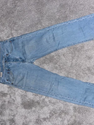Levis 501 - Riktig fetta 501 jenas   i stolek 28 sitter straight leg. Använda ett fåtal gånger och inga tecken på användning 
