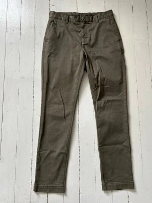 Olivgröna Morris chinos herr, 30/32 - Köpta på NK för 1699:- Endast använda 3-4 ggr sedan dess, nyskick. Slimfit. 