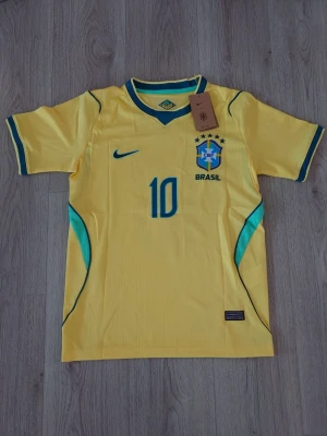  Brasilien VM tröja #10 Neymar - Hej! Säljer nu denna Neymar tröja från VM 2026. Tröjan är helt ny och om du har några frågor så är det bara att skriva till mig privat!