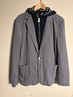 Desigual Cardigan  - Hej! Säljer nu min kavaj från märket Desigual, storlek 50/M bra skick, allt på bilden ingår. Tveka inte på att höra av dig om du har frågor eller funderingar kring kavajen!