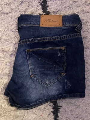 Low waist jeans shorts - Säljer dessa snygga väldigt lpgmidjade jeansshorts då jag knappt använt de, storlek s 🫶 Skriv privat för mer info 