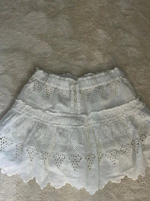 Vit broderad kjol från Zara - Supersöt vit kjol från Zara som är i storlek 152 men passar mig som har xs