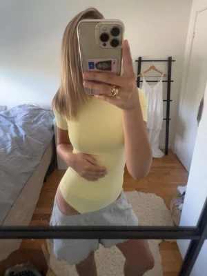 Ljusgul kortärmad body - Bara använd en gång!  Jag står inte för frakt, tar gärna emot bud under det satta priset för kompromiss!💗   Allt jag säljer är i stort sätt i nytt skick för ett lägre pris, kolla in resten av mina artiklar i min profil!