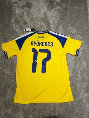 Sverige fotbollströja Adidas #17 - Säljer denna sjukt snygga Sverige tröja som aldrig har använts. Den har nummer 17 på ryggen med namnet GYÖKERES.                 Fraktar inom 2 dagar 🚚📦