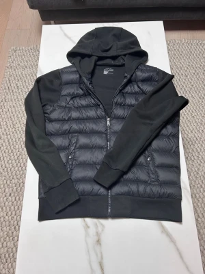 Ralph Lauren Cardigan jacka - Säljer nu en riktigt fet Ralph lauren Cardigan. Storlek M. Jackan har ett pytte litet märke som syns på bild 3 men inget som märks vid användning. Om du har några funderingar så är det bara att fråga på! ❇️