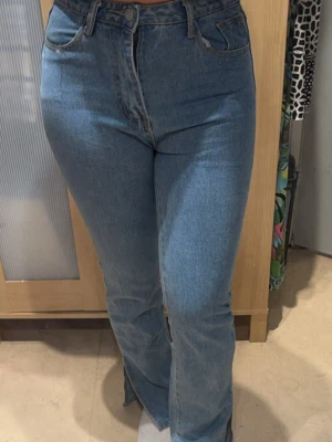 Blå jeans med slits  - Blåa jeans med slits från shein. 36/38