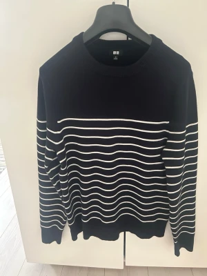 Randig Tröja - En väldigt snygg randig tröja ifrån Uniqlo. Köpt på Uniqlo affären i Stockholm. Storlek M, näst intill aldrig använd! Snabb affär ➡️bättre pris!