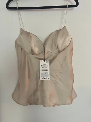 Zara topp - Helt ny Zara topp. Pytteliten fläck på baksidan av den (sista bilden) men den syns knappt 🩷