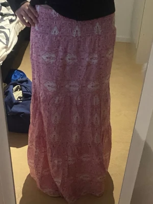 Kjol från ginatricot  - Säljer min rosa långkjol med mönster från ginatricot. Endast använd 2 gånger. Den är i väldigt bra skick, jag är 164. 