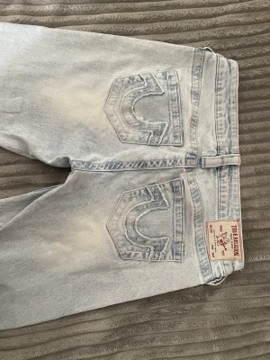 Jättesnygga true religion jeans - De är lite slitna nertill, inget som märks. Lågmidjade bootcut jeans, pris kan diskuteras 💕😊