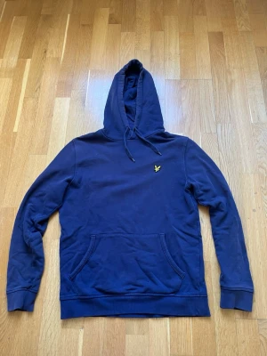 Lyle & Scott hoodie  - En fin Blå/lila Lyle and Scott hoodie i bra skick. Skick 7/10 Inga defekter.                            Storlek - S        Priset kan diskuteras! Tveka inte vid frågor eller funderingar!